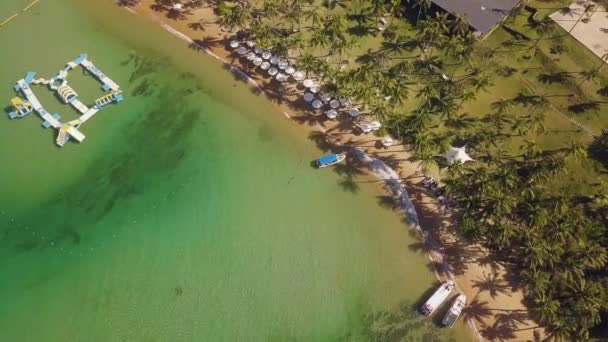 Luftaufnahme eines herrlichen tropischen Badeortes mit kristallklarem Wasser. — Stockvideo