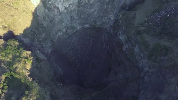 Vista de arriba hacia abajo de un agujero profundo con rocas derrumbes causados por un terremoto . — Vídeos de Stock