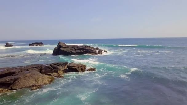 ภาพยนตร์ของชายหาดชายฝั่งที่สวยงามที่มีคลื่นกระแทกบนหิน . — วีดีโอสต็อก