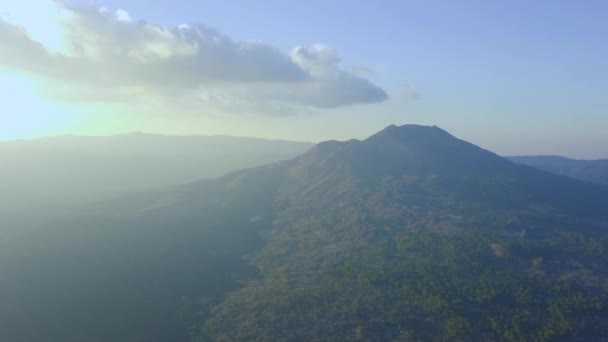Luchtfoto van schilderachtige tropische berghellingen op een wazige zomerdag. — Stockvideo