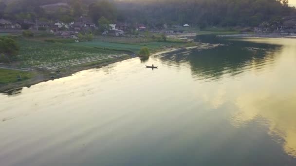 Drone volo sulla zona di campagna fattoria vegetale vicino al lago con gli agricoltori a riposo — Video Stock