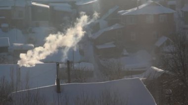 Kışın kırsal konutlarında sigara bacaları