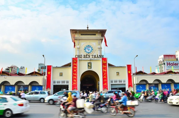 Автомобили и мотоциклы мчатся по Центральному рынку Сайгона, известному как Бен Тан . — стоковое фото