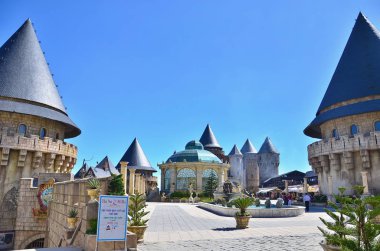 Tepe üzerinde kale. Ba Na Hills, Danang Vietnam