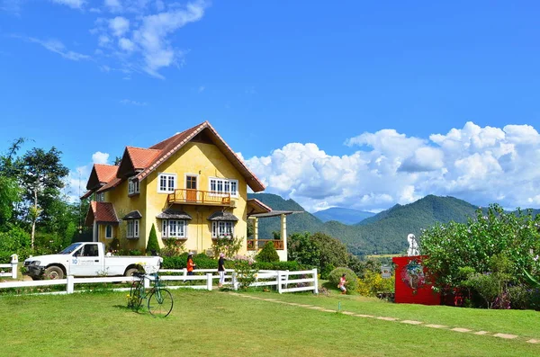 Красиво жовтий будинок в провінції Пай району Mae Hong син — стокове фото