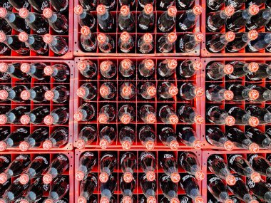 Chon Buri, Tayland - 06 Şubat 2018: Birçok kola veya müşterilere teslim edilen için coca-cola şişesi bir plastik kasalar.