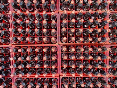 Chon Buri, Tayland - 06 Şubat 2018: Birçok kola veya müşterilere teslim edilen için coca-cola şişesi bir plastik kasalar.