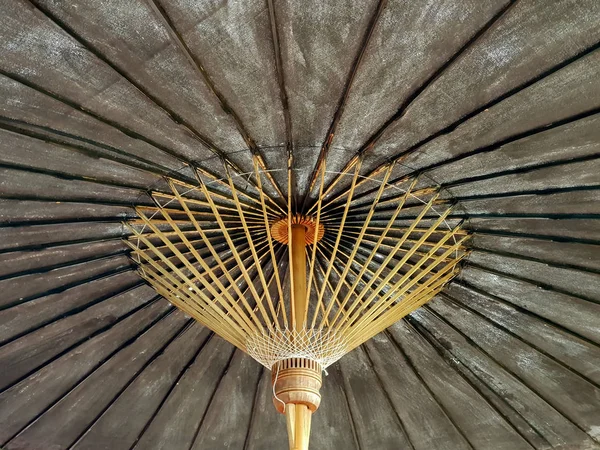 Krásná Spodní Straně Černý Deštník Vyrobený Dřeva Pro Chrání Přímému — Stock fotografie