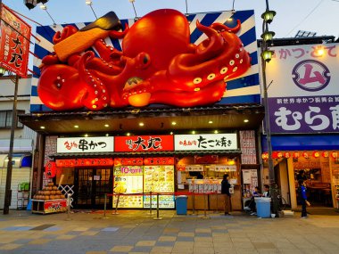 Osaka, Japonya - Mar 26 2018: Shinsekai Pazar ünlü restoran ve perakende mağazaları ve Simgesel Yapı Tsutenkaku Kulesi Osaka ile sokak bizim gecemiz.