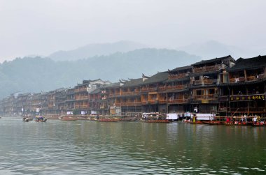 Hunan, Çin - 16 Haziran 2014: Eski evlerde Hunan, Çin ilçesinde Fenghuang. Fenghuang eski şehir Unesco Dünya Mirası geçici listesi kültürel Kategori eklendi.