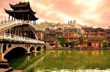 Hunan, Çin - 16 Haziran 2014: Eski evlerde Hunan, Çin ilçesinde Fenghuang. Fenghuang eski şehir Unesco Dünya Mirası geçici listesi kültürel Kategori eklendi.