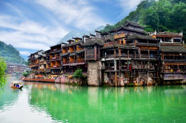 Hunan, Çin - 16 Haziran 2014: Eski evlerde Hunan, Çin ilçesinde Fenghuang. Fenghuang eski şehir Unesco Dünya Mirası geçici listesi kültürel Kategori eklendi.