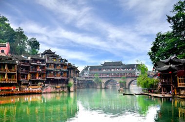 Hunan, Çin - 16 Haziran 2014: Eski evlerde Hunan, Çin ilçesinde Fenghuang. Fenghuang eski şehir Unesco Dünya Mirası geçici listesi kültürel Kategori eklendi.