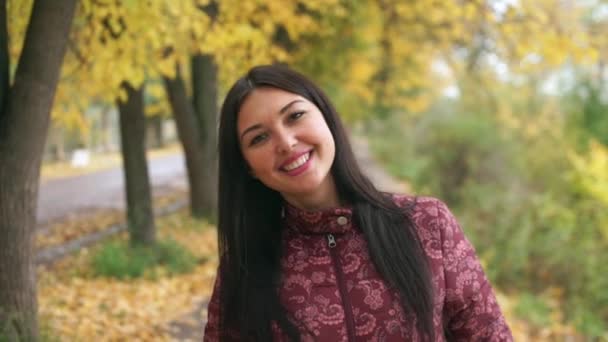 Portret van mooi meisje in herfst park. — Stockvideo