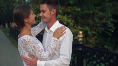 Her diğer, göz teması zevk, öpüşme genç Çift