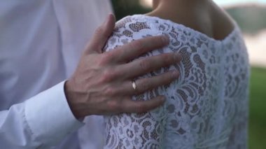 Onların düğün günü nehir üzerinde çift ayakta seven çok güzel. Yakın çekim.