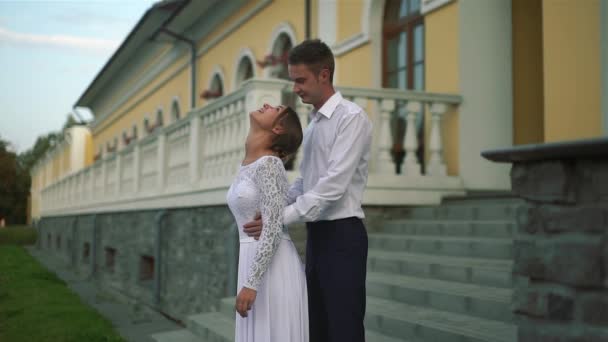 Um casal amoroso caminhando em seu dia do casamento . — Vídeo de Stock