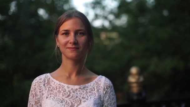 Portrait of a beautiful young girl bride. She grins, laughs, surprised. — ストック動画