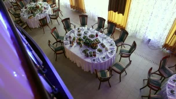 Salón de banquetes decorado espera a los huéspedes, vista desde el balcón — Vídeo de stock