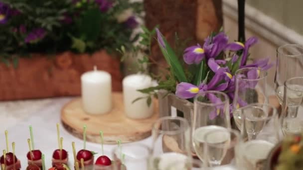 Die Gläser sind schön arrangiert. Tisch mit Blumen geschmückt. — Stockvideo