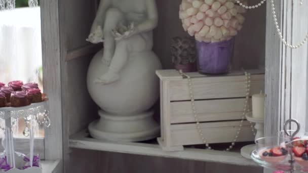 Wedding decorations, angel statue and dessert closeup. — Stockvideo