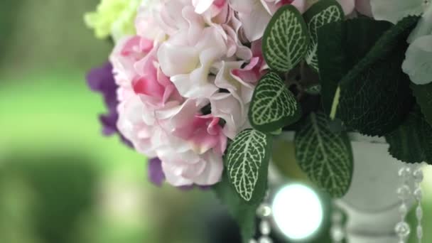 Esküvői állvány, sárga, fehér, rózsaszín és levendula virágot közelről. — Stock videók