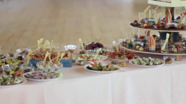 Verschiedene Snacks auf einer Tischveranstaltung, die Kamera unterwegs geht um den Tisch — Stockvideo