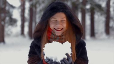 Bir avuç kar üfleme kış Bayan sağ kamera