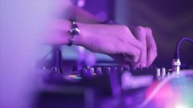 Uzaktan kumanda üzerindeki kolu iplik dj