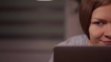 gülümseme ve tablet üzerinde çalışan kız