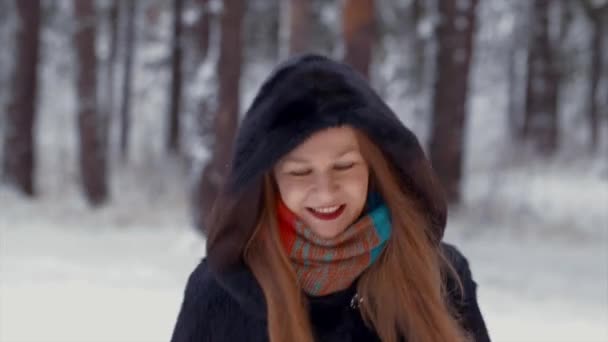 Hermosa chica sonriendo coqueteando y jugando bolas de nieve — Vídeos de Stock