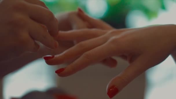 De man draagt een ring op een vinger aan zijn toekomstige vrouw — Stockvideo