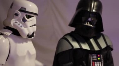 Stormtrooper ve Darth Vader fotoğraf çekimleri için poz. Yıldız savaşları