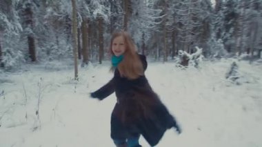 Kış ormanda kaçan kız. O döner, fırtınası ve kar atar