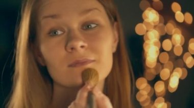 Güzellik kadını makyaj uygulamak.