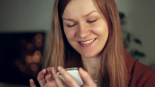 Office Girl looking at mobile phone, reading messages and smiles — Αρχείο Βίντεο