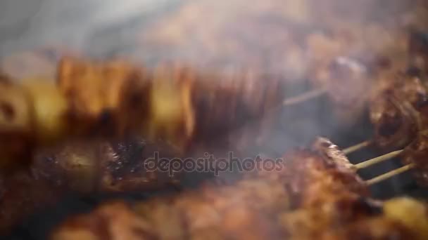Un homme tourne des brochettes avec de délicieux kebabs, barbecue et mettre sur brasero — Video