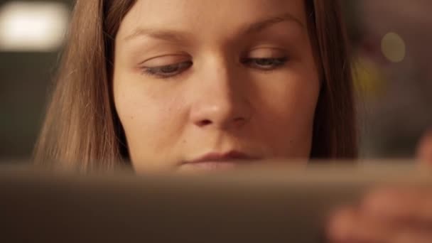 Smutná dívka pracuje na tabletu detail, pak se dostane dobrou zprávou a úsměvy — Stock video