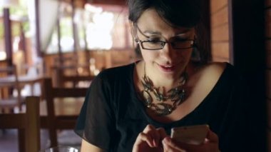 Gayri resmi bir barda oturan kulaklar tünellerde kızla yaz gün