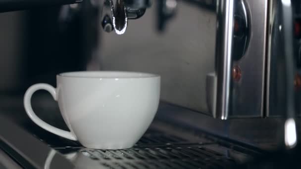 A folyamat a cappuccino elkészítése. Kávé öntenek egy fehér kupa — Stock videók