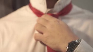 Acımasız sakallı adam bir güzel düğün günü giyinmiş. Damat kırmızı kravat onun boyun yakın giyer.