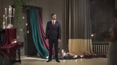 Gelin ve damat romantik bir odada toplantı. Nazik gelin damada geliyor.