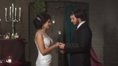 Mumlar ile muhteşem bir konumda bir alyans bir gelin damat giyer