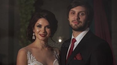 İki aşık, ihale ve acımasız gülümseyen kadın ciddi adam portresi.