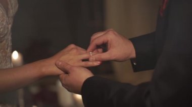 Mumlar ile muhteşem bir konumda bir alyans bir gelin damat giyer.