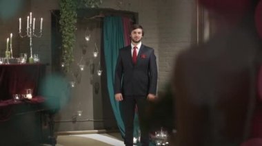 Gelin ve damat romantik bir odada toplantı. Nazik gelin damada geliyor.