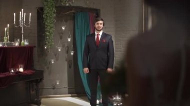 Gelin ve damat romantik bir odada toplantı. Nazik gelin damada geliyor.