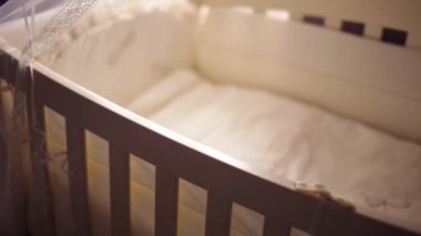 Hafif beşik için büyük bir oyuncak ayı bir yeni doğan.