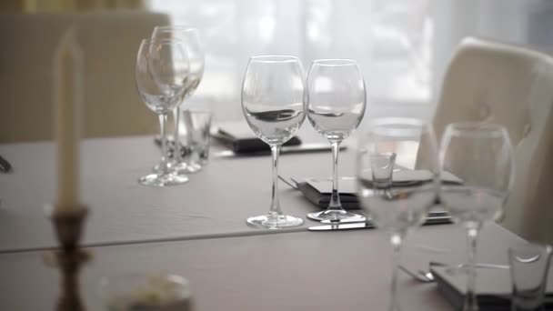Servir de mesa de bodas. Primer plano de vasos vacíos — Vídeos de Stock