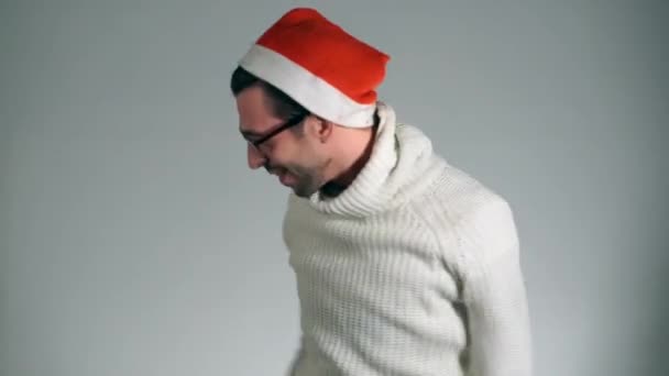 Удивительный человек в шляпе Санта-Клауса танцевал сумасшедшие танцы — стоковое видео